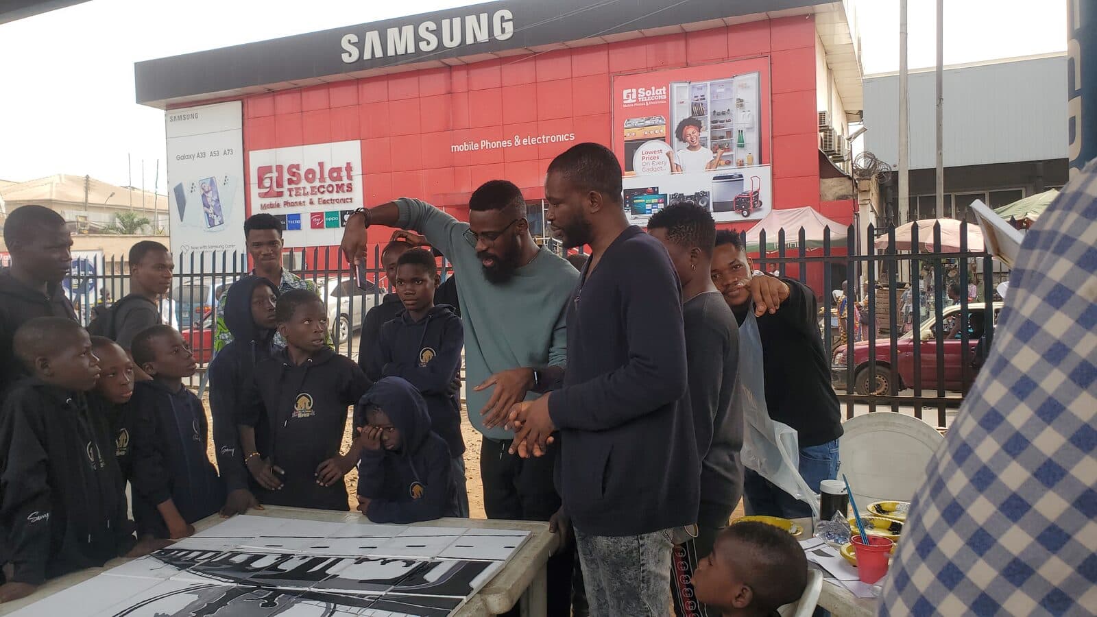 Emmanuel Anaiye Ifebunmi leading a painting session with children, Chess in Slums Africa