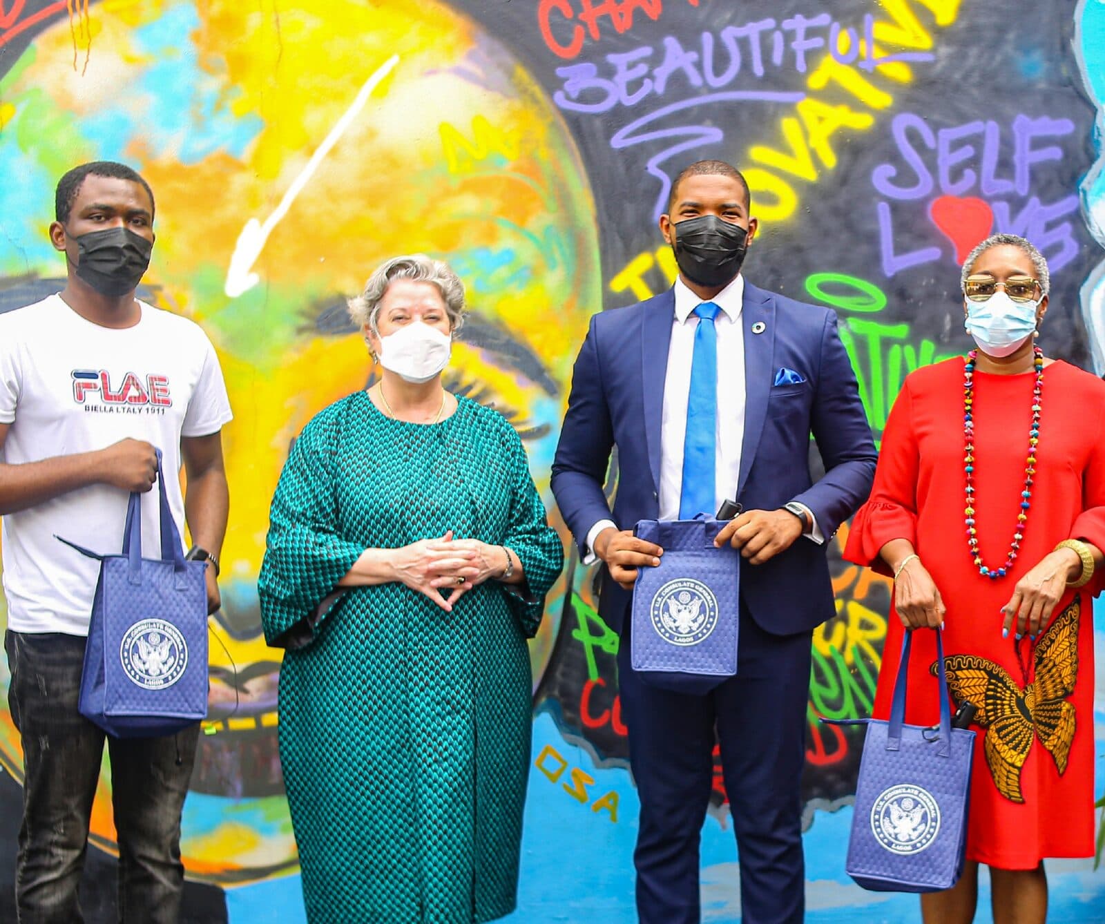 With former US Ambassador to Nigeria Mary Beth Leonard and Slum2School founder Otto Orondaam, Emmanuel Anaiye Ifebunmi art
