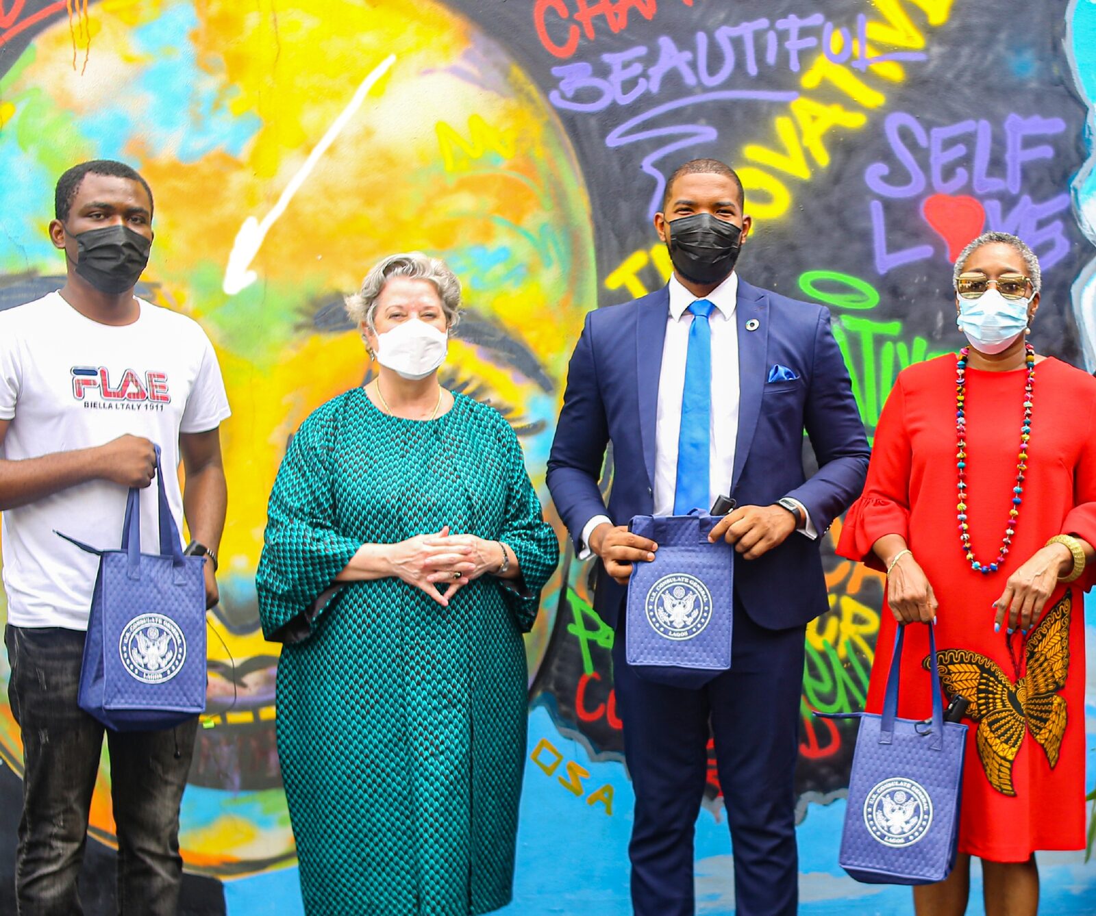 With former US Ambassador to Nigeria Mary Beth Leonard and Slum2School founder Otto Orondaam, Emmanuel Anaiye Ifebunmi art